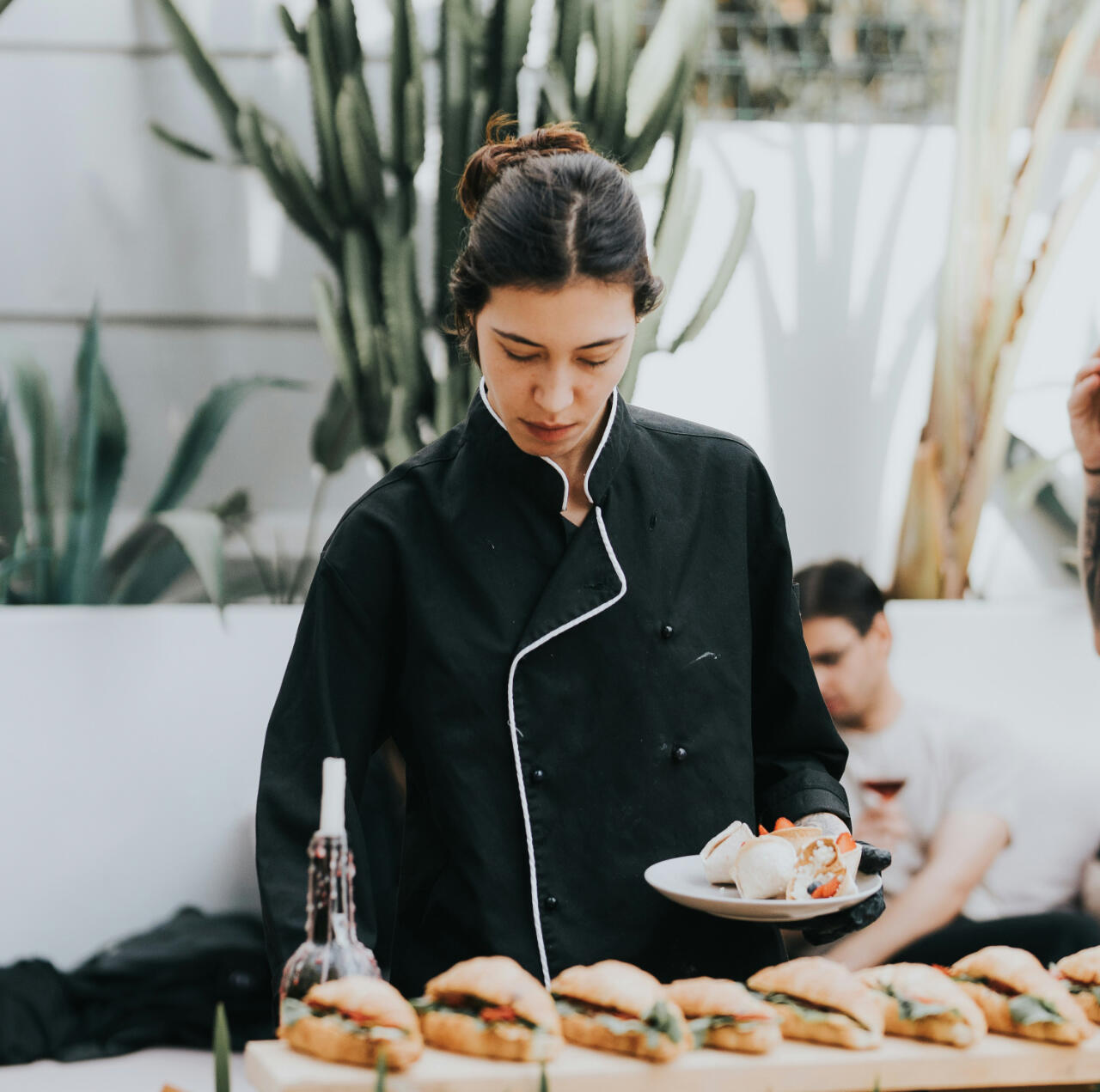 Kuharska jakna je glavni dio kuharske uniforme, danas dostupna u raznim bojama i modernim krojevima prilagođenima suvremenoj gastronomiji.